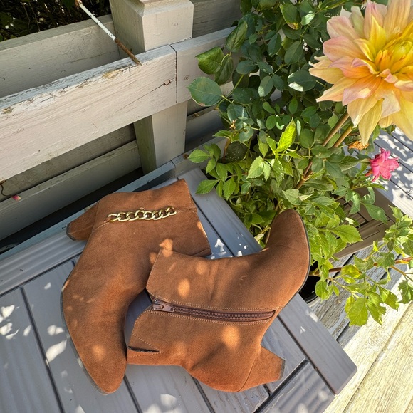 Like new 9M booties - Picture 3 of 11